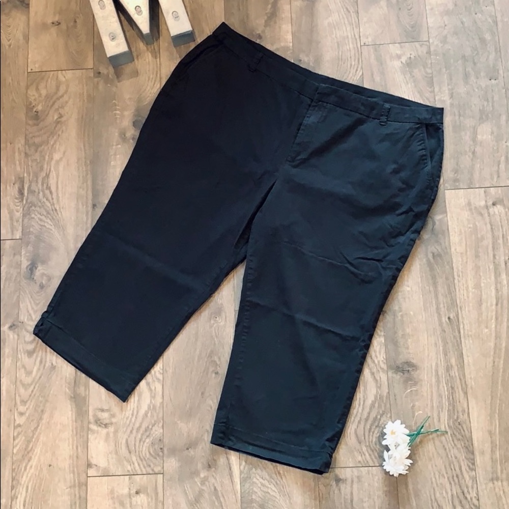 🎀4/$15🎀 Avenue Black Capris